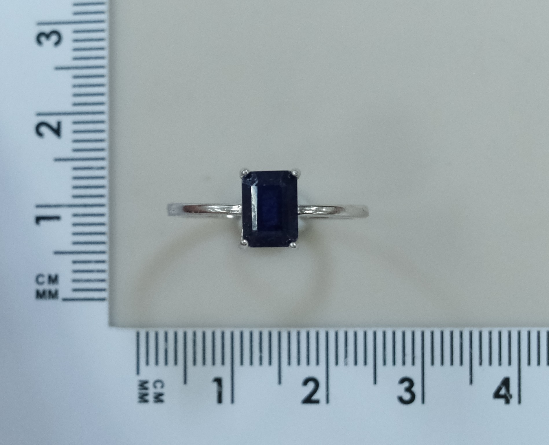 Серебряное кольцо с сапфиром
